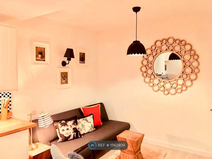 1 Bedroom Flat To Rent In Radnor Street, Swindon, SN1