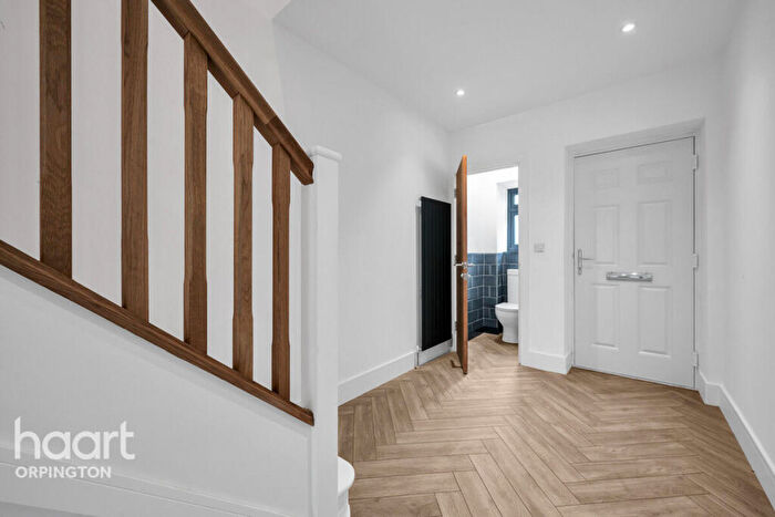 4 Bedroom Semi-Detached House For Sale In Sevenoaks Way, Orpington, BR5