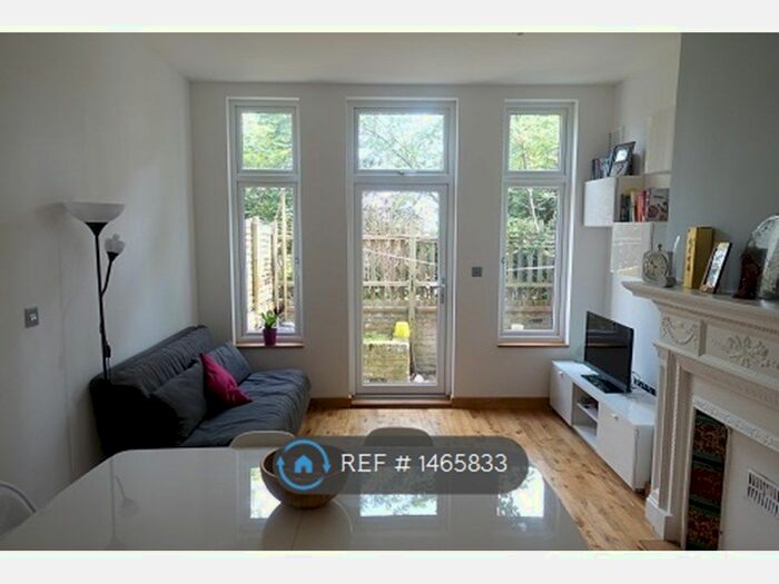 2 Bedroom Flat To Rent In Halesworth Road, London, SE13