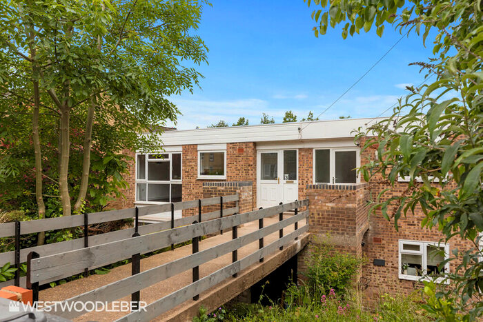 2 Bedroom Maisonette To Rent In Ware Road, Hertford, SG13