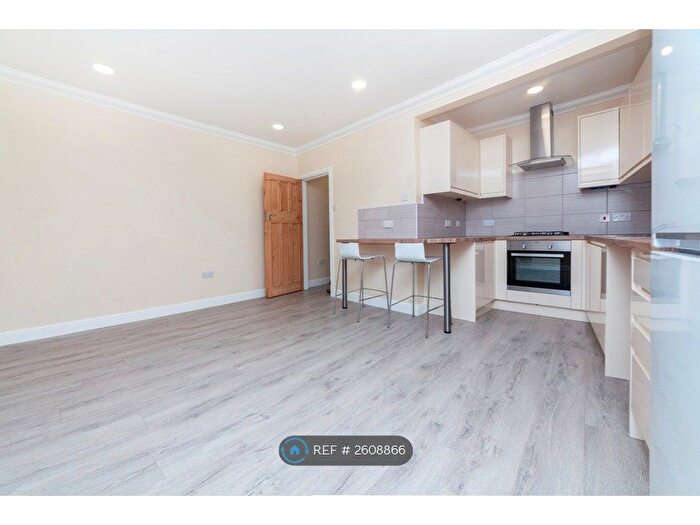 1 Bedroom Flat To Rent In New Cross Road, London, SE14