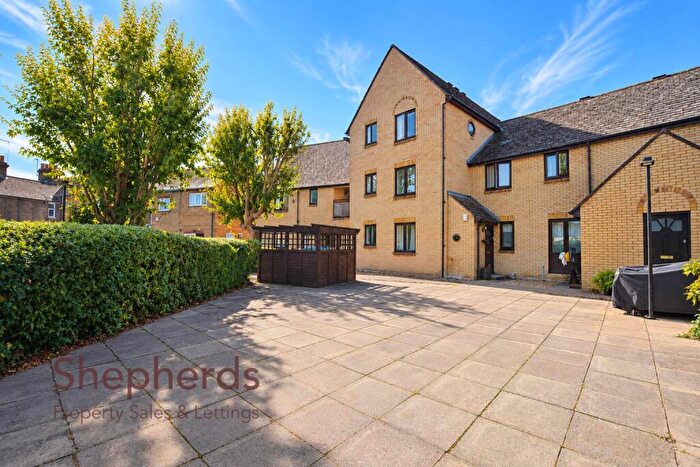 2 Bedroom Maisonette For Sale In Turners Hill, Cheshunt, EN8