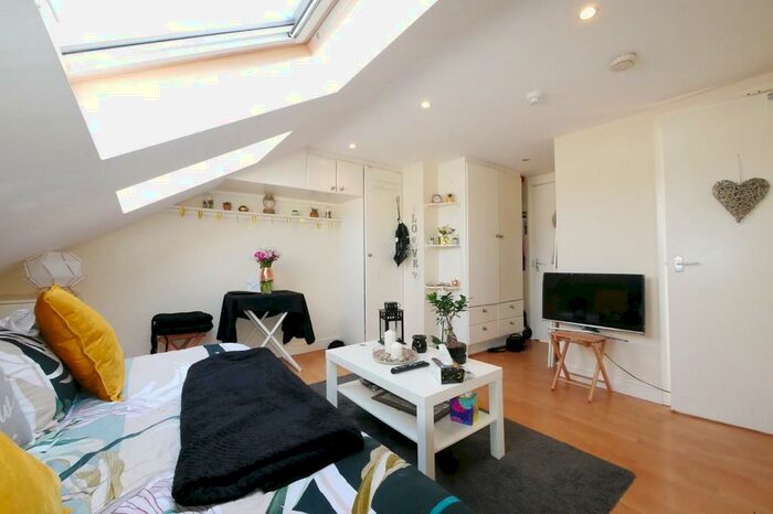 Studio To Rent In Cranbrook Park, Wood Green, N22