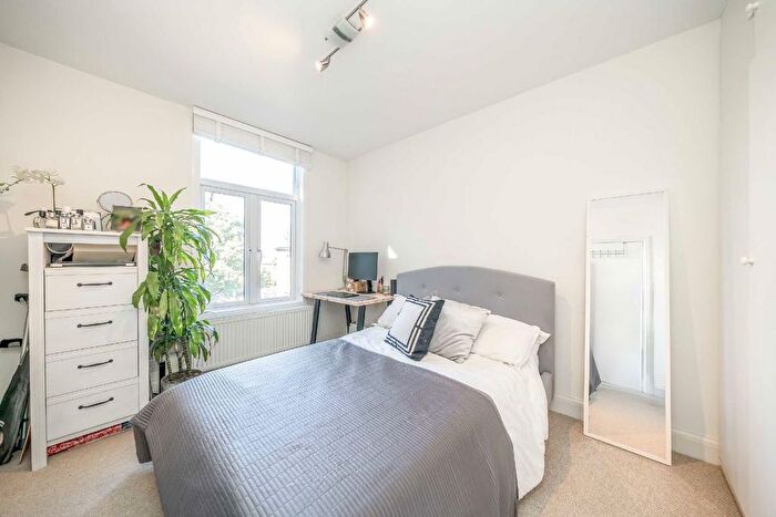 2 Bedroom Flat For Sale In Dornton Road, London, SW12