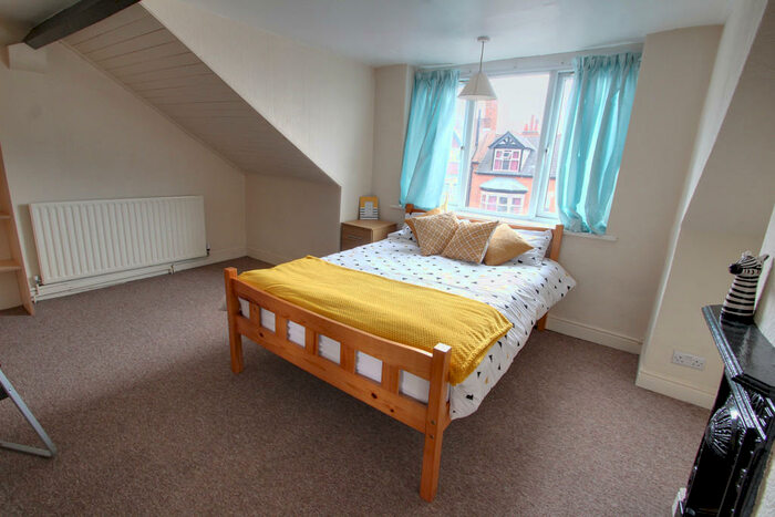 5 Bedroom Town House To Rent In Glenfield Road, Leicester, LE3