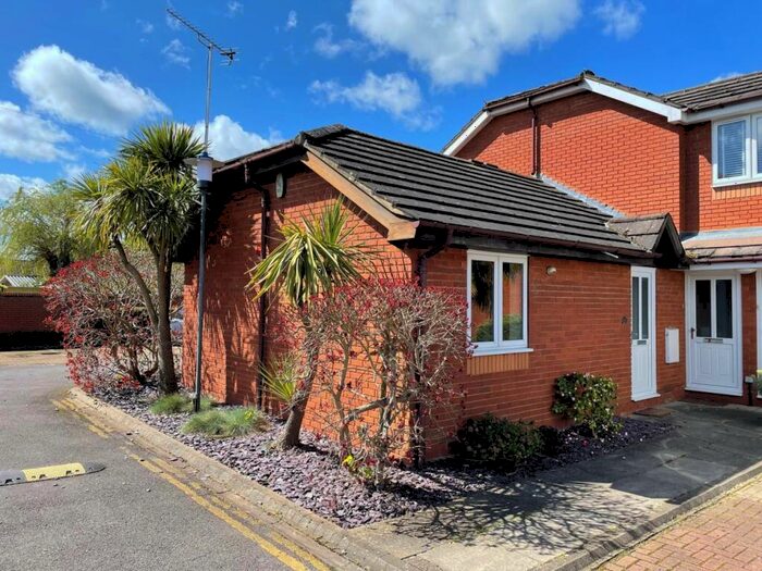 1 Bedroom Flat To Rent In Cleves Court, Windsor, Berkshire, SL4