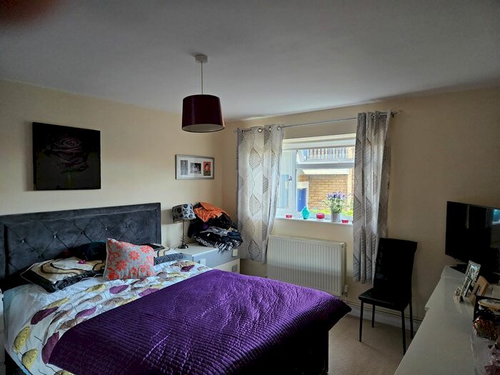 1 Bedroom Flat To Rent In Windsor Court, London, N14