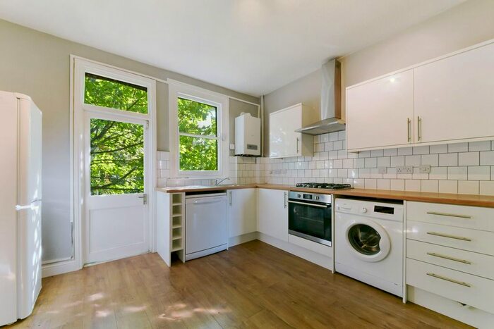 3 Bedroom Flat To Rent In Merton Road, London, SW19