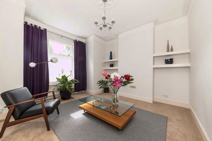 2 Bedroom Flat To Rent In Emmanuel Road, Balham, SW12