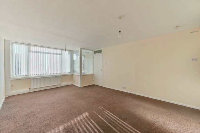 3 Bedroom Flat To Rent In White Lodge, West Norwood, London, SE19