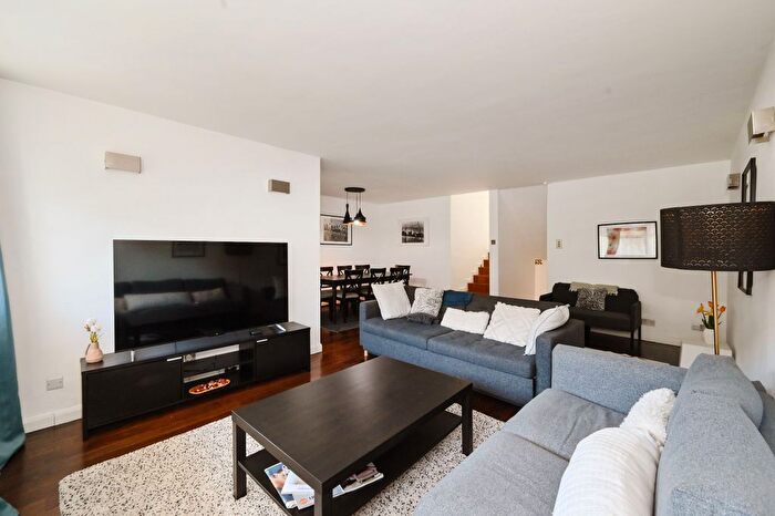3 Bedroom Flat To Rent In Elystan Place, SW3