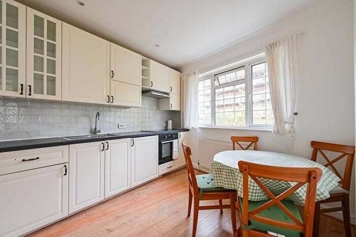 Studio To Rent In Clifton Gardens, Temple Fortune, London, NW11