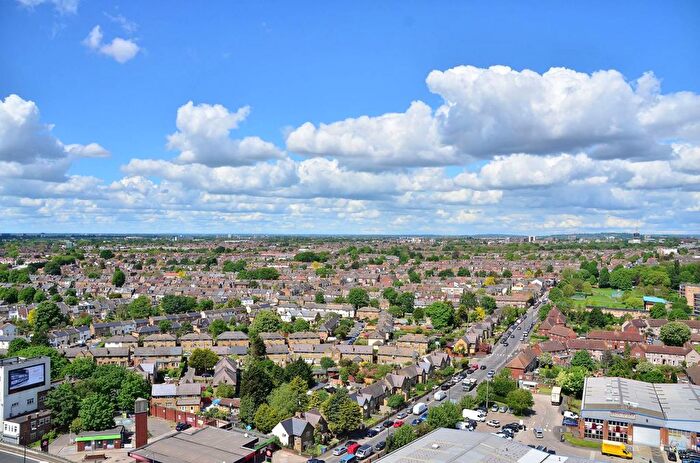 1 Bedroom Flat For Sale In Great West Quarter, Brentford, TW8