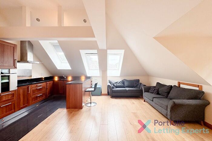 2 Bedroom Flat To Rent In Attention Professionals! Stylish -Bed With Heating Included On Wimborne Road, BH3