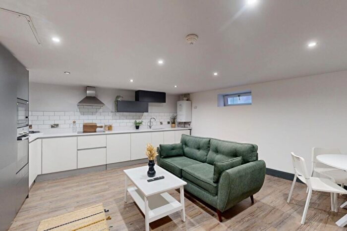 3 Bedroom Apartment To Rent In Flat, Hoods Hideout, - Houndsgate, NG1