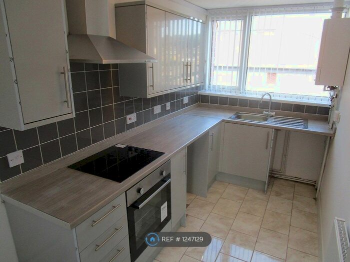 3 Bedroom Flat To Rent In Sandringham Road, Stourbridge DY8