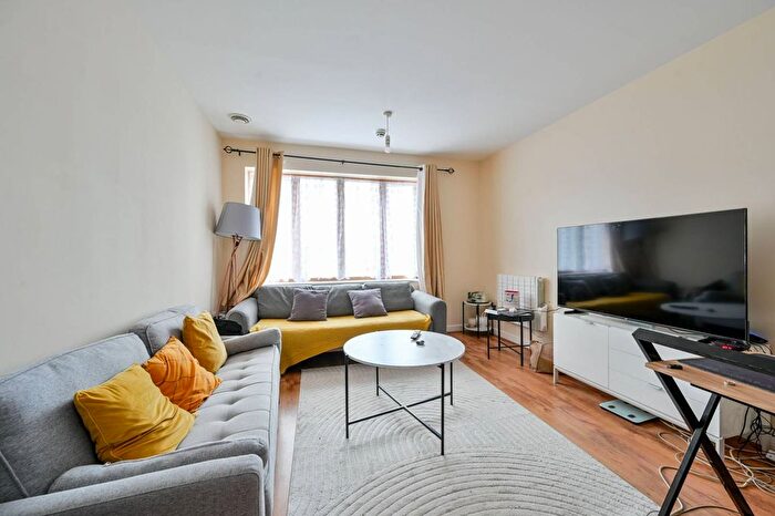 2 Bedroom Flat For Sale In Drayton Green Road, Ealing, London, W13