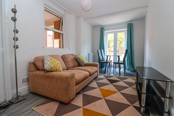 5 Bedroom Semi-Detached House To Rent In Lodge Road, Southampton, Hampshire, SO14