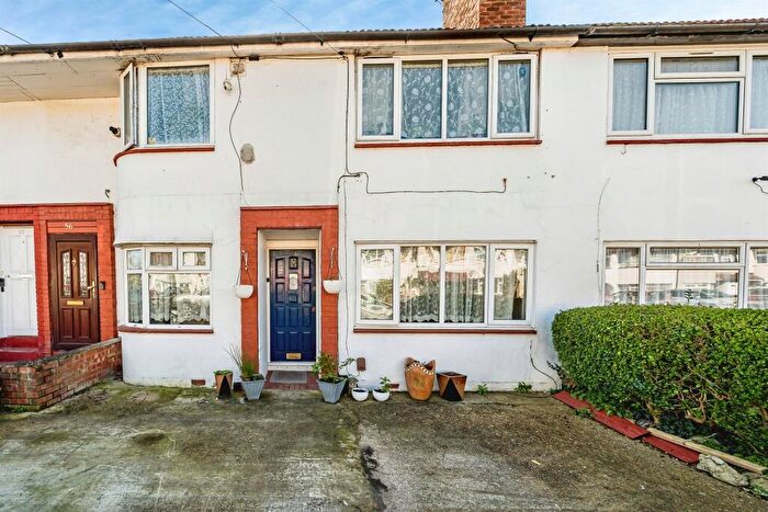 2 Bedroom Maisonette For Sale In Cornwall Avenue, Slough, SL2