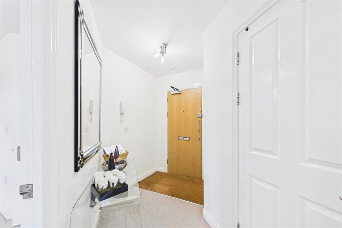 2 Bedroom Apartment For Sale In Wolfe Close, Chichester, PO19