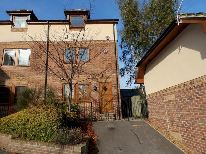 2 Bedroom Detached House To Rent In Highfield Court, Ossett, West Yorkshire, WF5