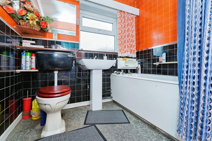 2 Bedroom Bungalow For Sale In The Fairway, Blaby, Leicester, Leicestershire, LE8