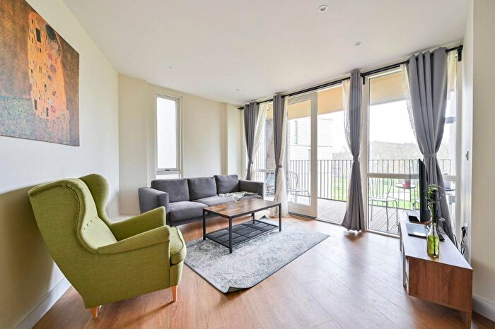 2 Bedroom Flat To Rent In Stead Street, Elephant And Castle, London, SE17