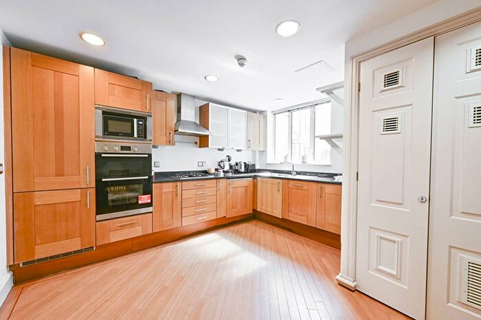3 Bedroom Flat To Rent In Park Street, Mayfair, London, W1K