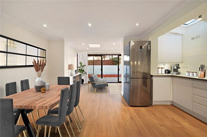 2 Bedroom Flat To Rent In Bishops Road, London, SW6