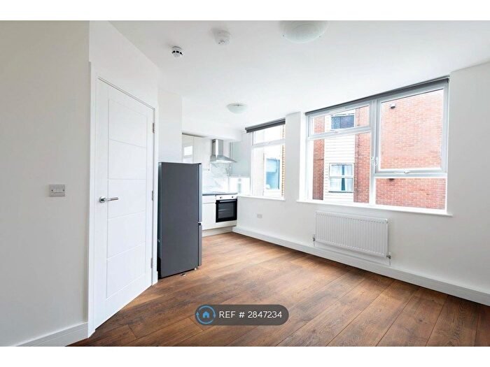 Studio To Rent In Ballards Lane, London, N3