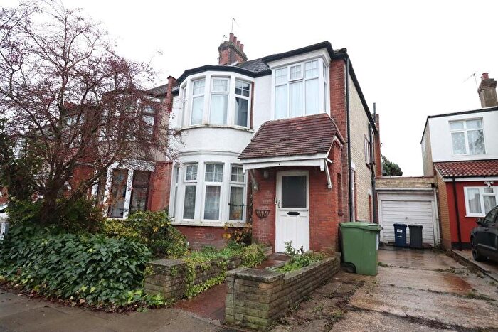 2 Bedroom Maisonette To Rent In Hillside Drive, Edgware, Middlesex, HA8