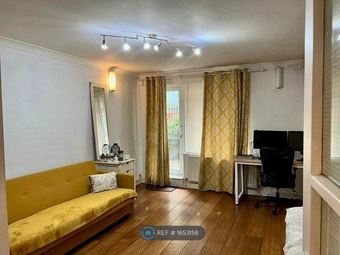Studio To Rent In Rodney House, London, N1