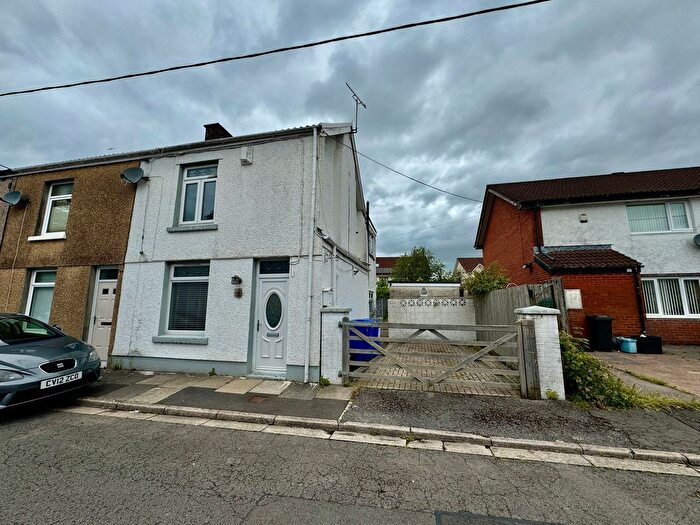 3 Bedroom End Of Terrace House To Rent In Castle Street, Pentrebach, CF48