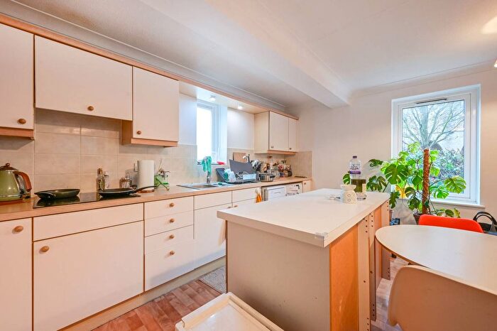 2 Bedroom Flat To Rent In Conant Mews, Aldgate, London, E1