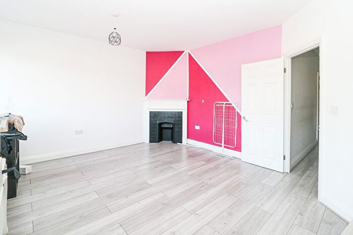 2 Bedroom Flat To Rent In Brighton Road, Hooley, CR5