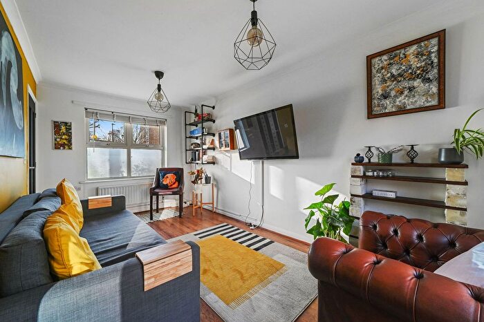 2 Bedroom Terraced House To Rent In Abbott Road, London, E14