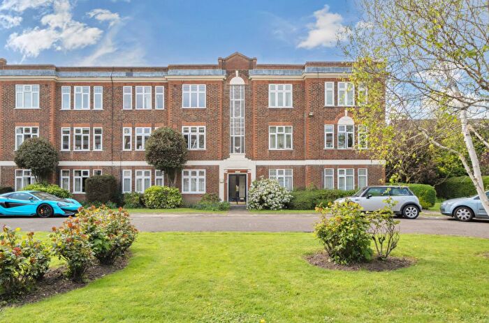 3 Bedroom Flat For Sale In Hamilton Court, Hamilton Road, Ealing, W5