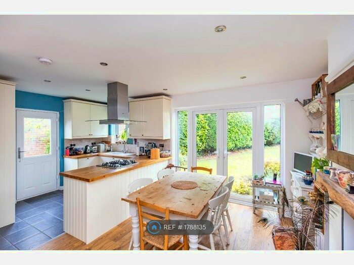 3 Bedroom Semi-Detached House To Rent In Queenhill Road, South Croydon, CR2