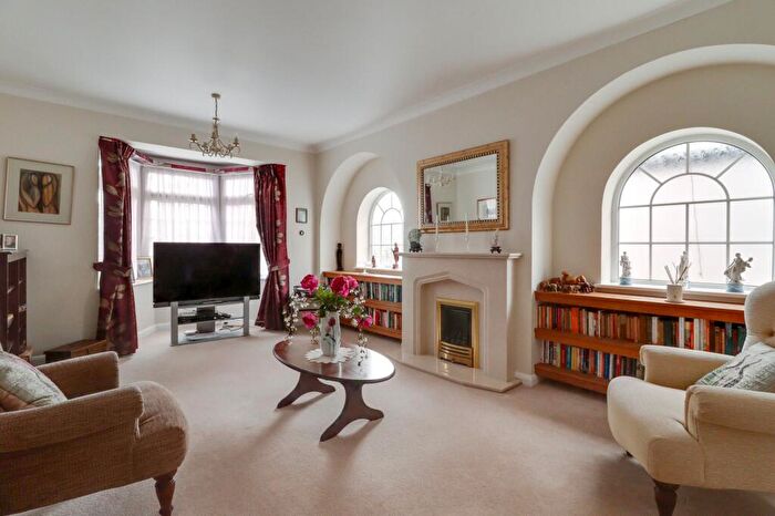 2 Bedroom Detached Bungalow To Rent In Oaken Drive, Claygate, KT10