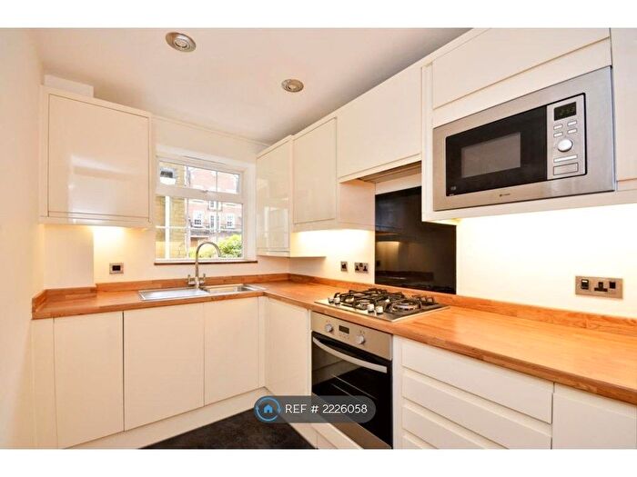 2 Bedroom Flat To Rent In Holly Royde Close, Manchester, M20