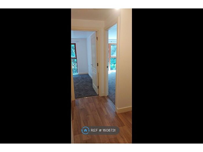 1 Bedroom Flat To Rent In Bills Included, Weybridge, KT13