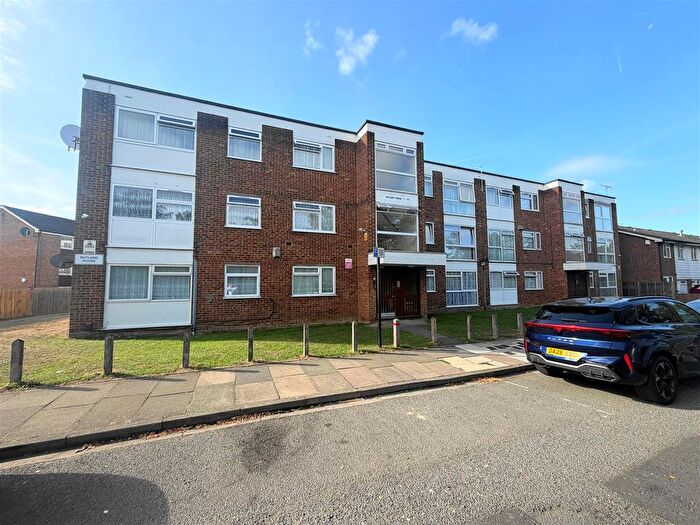 2 Bedroom Flat For Sale In The Farmlands, Northolt, UB5