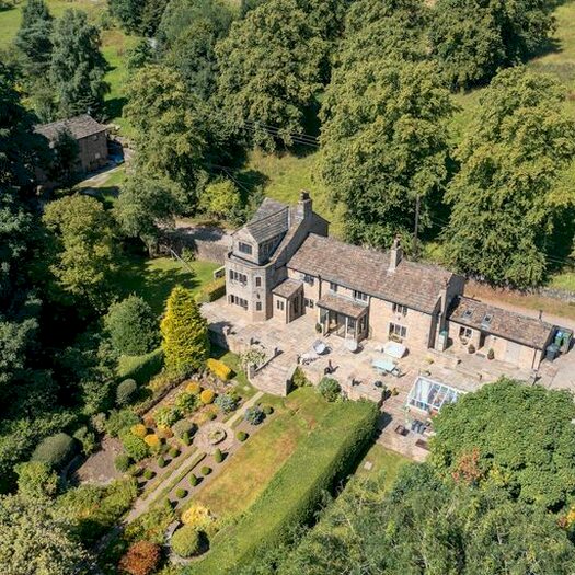 4 Bedroom Farmhouse To Rent In Hobson Moor Road, Mottram, Hyde, SK14