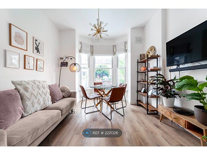 2 Bedroom Flat To Rent In Auckland Hill, London, SE27