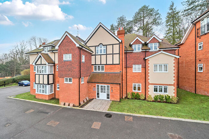 2 Bedroom Flat For Sale In Tupwood Lane, Caterham, CR3