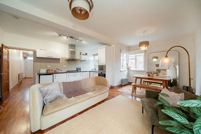 2 Bedroom Flat To Rent In Brondesbury Park, Queen's Park, NW6
