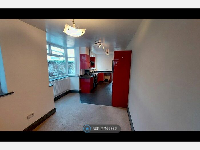 3 Bedroom Terraced House To Rent In Heneage Road, Grimsby, DN32