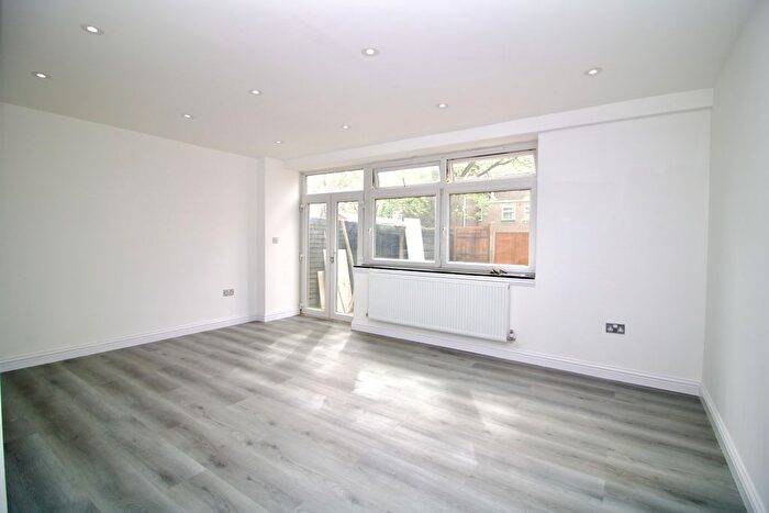 3 Bedroom Flat To Rent In Gressenhall Road, London, SW18