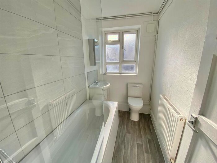 2 Bedroom Flat To Rent In Darkes Lane, Potters Bar, Herts, EN6