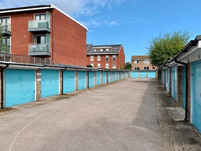 Garage / Parking To Rent In Chase Road, Oakwood, N14